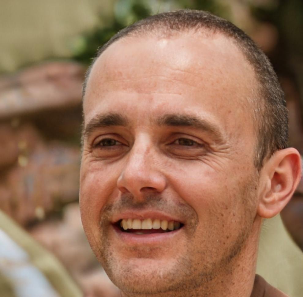 Πορτρέτο επαγγελματία εκπαιδευτή με εμπειρία στη διοίκηση και ανάπτυξη ομάδων